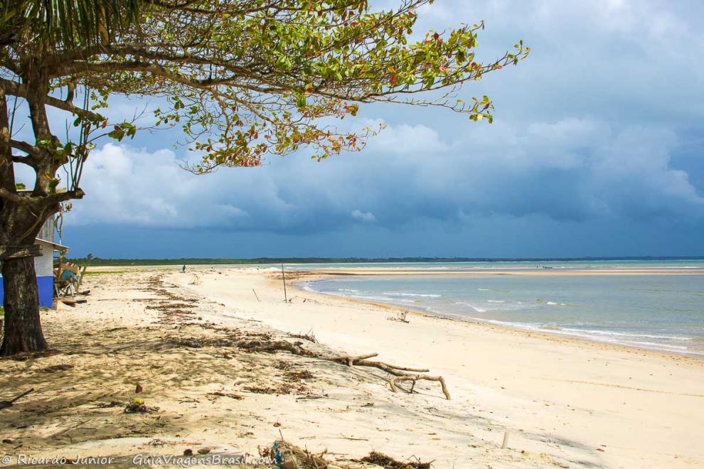 Imagem da praia e do banco de areia da Praia Corumbau em Caraiva.